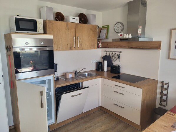 Kühlschrank, Mikrowelle, Ofen, Herdplatte