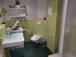 Dusche, Haartrockner, Handtücher