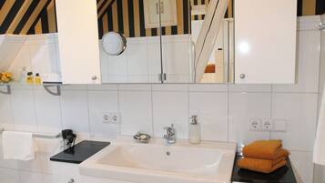 Jetted tub, hair dryer, towels