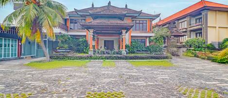 Vista frontal de la propiedad