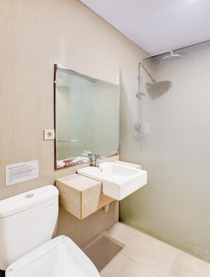 A modern bathroom with a toilet, a sink, and a shower. - Collection O Bali near Sanur Beach formerly Akarsa Transit (Denpasar)