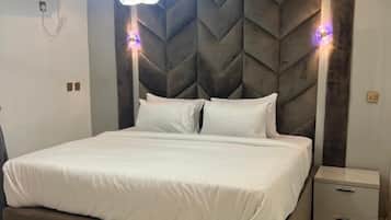 Junior-Apartment, Balkon, Stadtblick | Zimmersafe, Schreibtisch, laptopgeeigneter Arbeitsplatz