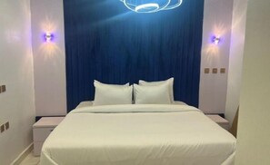 Junior-lejlighed - balkon - byudsigt | Pengeskab på værelset, skrivebord, arbejdsområde til bærbare computere