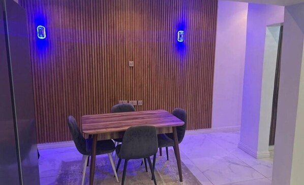 Căn hộ Junior, ban công, quang cảnh thành phố | Phòng ăn