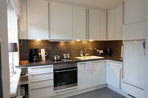 Fridge, microwave, oven, stovetop - Ferienwohnung Hanneke - Ferienwohnung Hanneke - Comfort & peace in the heart of Wyk (Wyk auf Föhr)