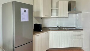 Refrigerador, parrilla de estufa, lavavajillas y molino para café