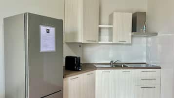 Refrigerador, placa de cocina, lavavajillas, molino de café