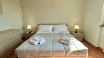 1 habitación, tabla de planchar con plancha y cuna de viaje