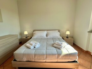 1 habitación, tabla de planchar con plancha y cuna de viaje 