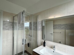 Secadora de cabello, bidet, toallas, jabón 