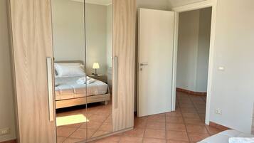 1 habitación, tabla de planchar con plancha y cuna de viaje