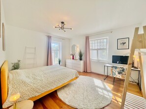 2 bedrooms, desk, WiFi