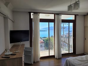 Habitació doble Deluxe, vistes al mar | Caixa forta a l'habitació, cortines opaques i wifi gratuïta