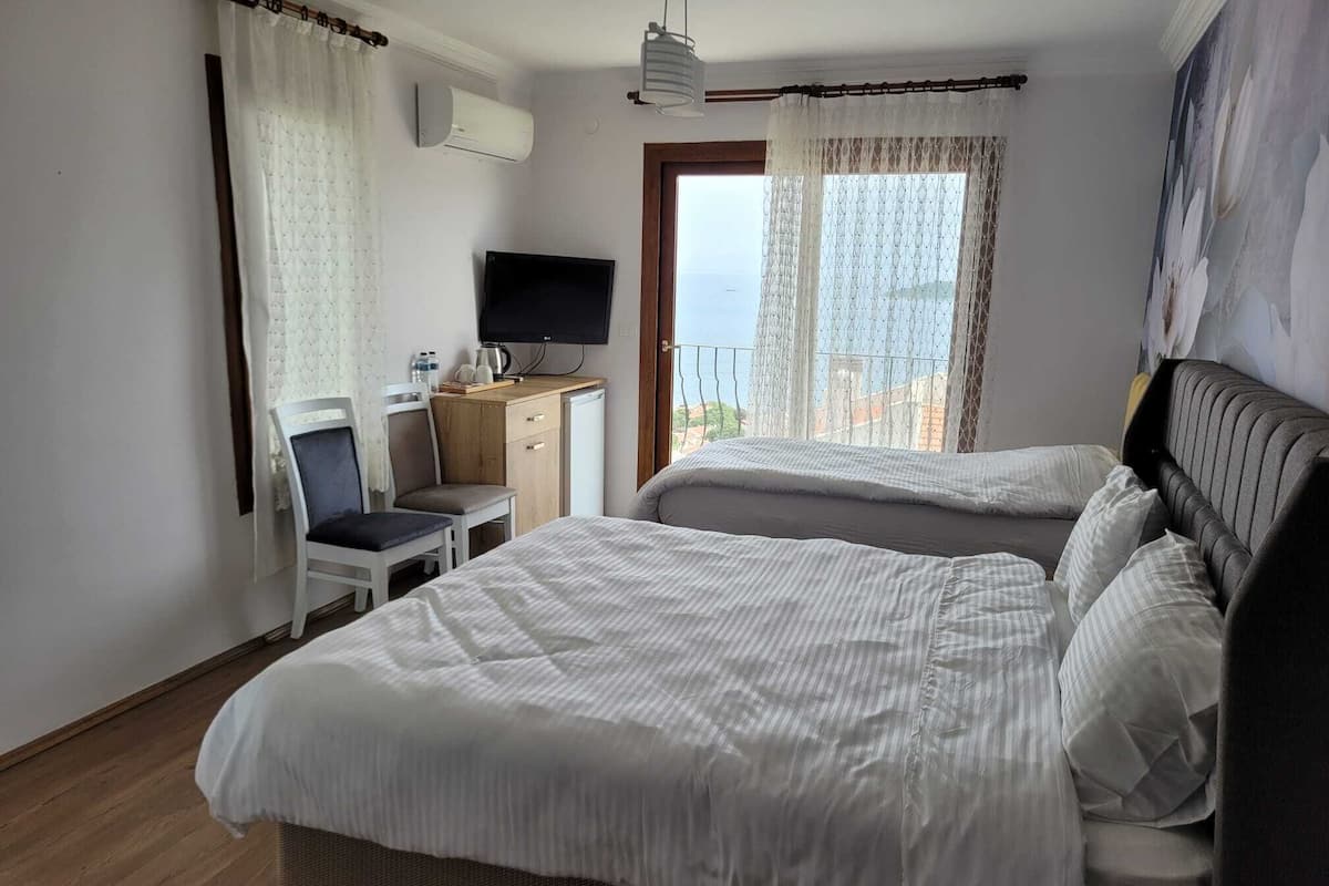 Habitació triple, balcó, vistes al mar | Caixa forta a l'habitació, cortines opaques i wifi gratuïta