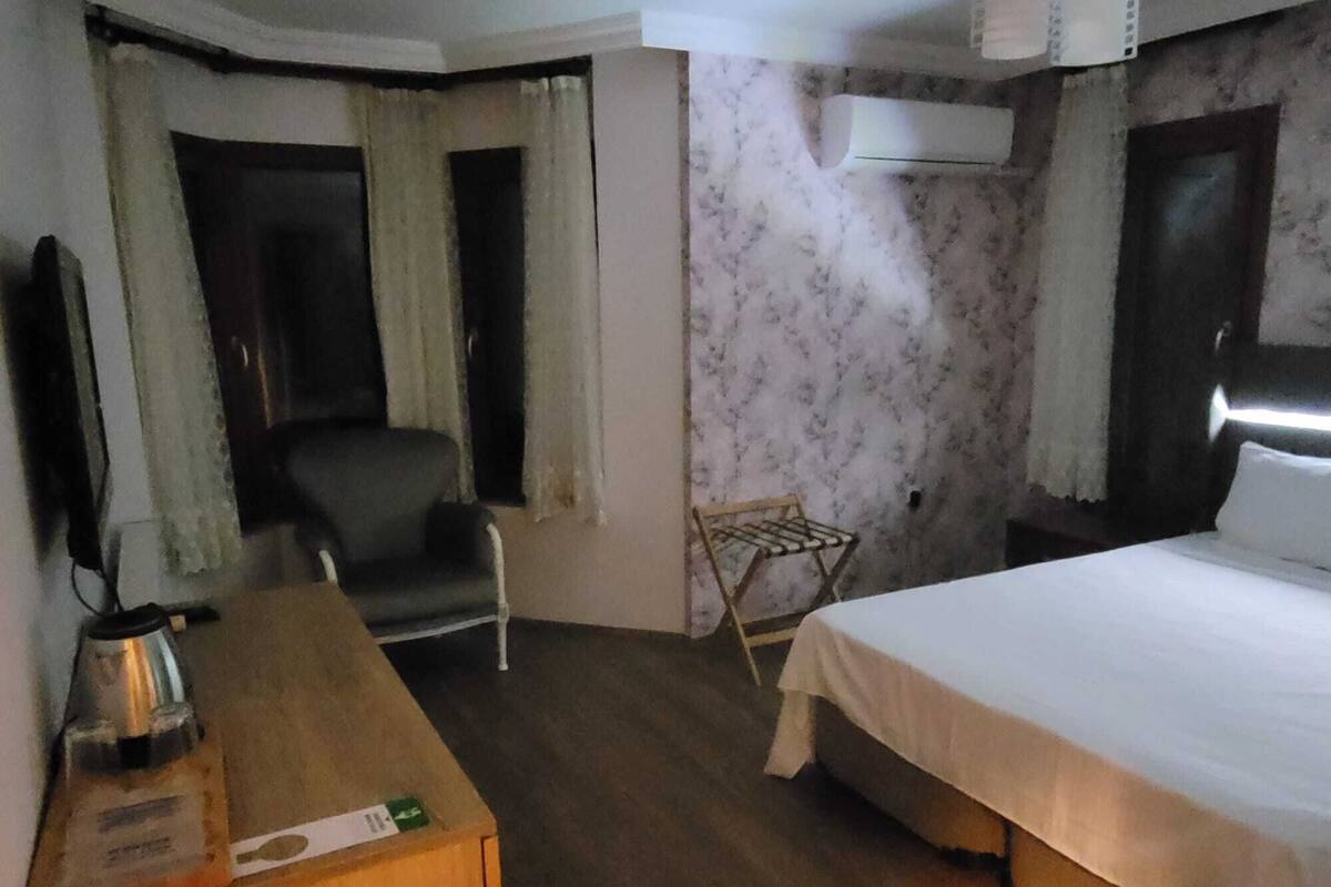 Dobbeltrom – standard, delvis sjøutsikt | Safe på rommet, blendingsgardiner og wi-fi (inkludert)