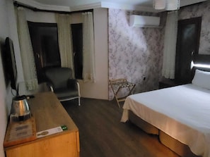 Standard-Doppelzimmer, eingeschränkter Meerblick | Zimmersafe, Verdunkelungsvorhänge, kostenloses WLAN