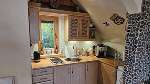 Coffee/tea maker, fridge, microwave, stovetop