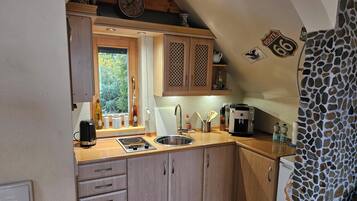 Réfrigérateur, micro-ondes, plaque de cuisson, cafetière/bouilloire
