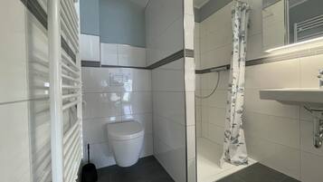 Dusche, Haartrockner, Seife, Toilettenpapier