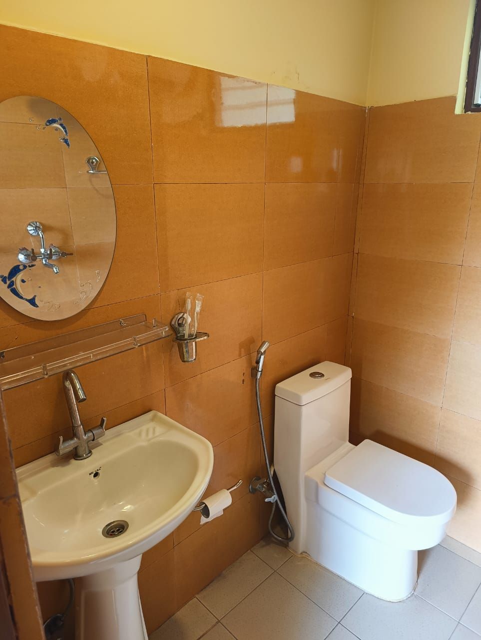Un baño con lavamanos, inodoro y ducha.