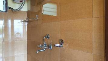 Comfort Suite, Mountain View | Bathroom | Free toiletries, towels, soap, toilet paper