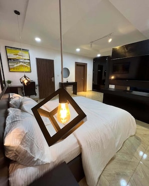 Escritorio, espacio para trabajar con laptop y cortinas blackout