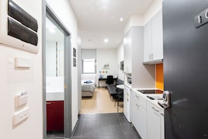 Studio, tupakointi kielletty, oma kylpyhuone | Yksityinen keittiö | Minijääkaappi, mikroaaltouuni, liesi, leivänpaahdin