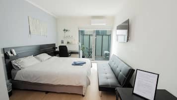 Estudio, para no fumadores, baño privado | Escritorio, espacio para trabajar con laptop y cortinas blackout