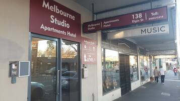 Vista frontal de la propiedad