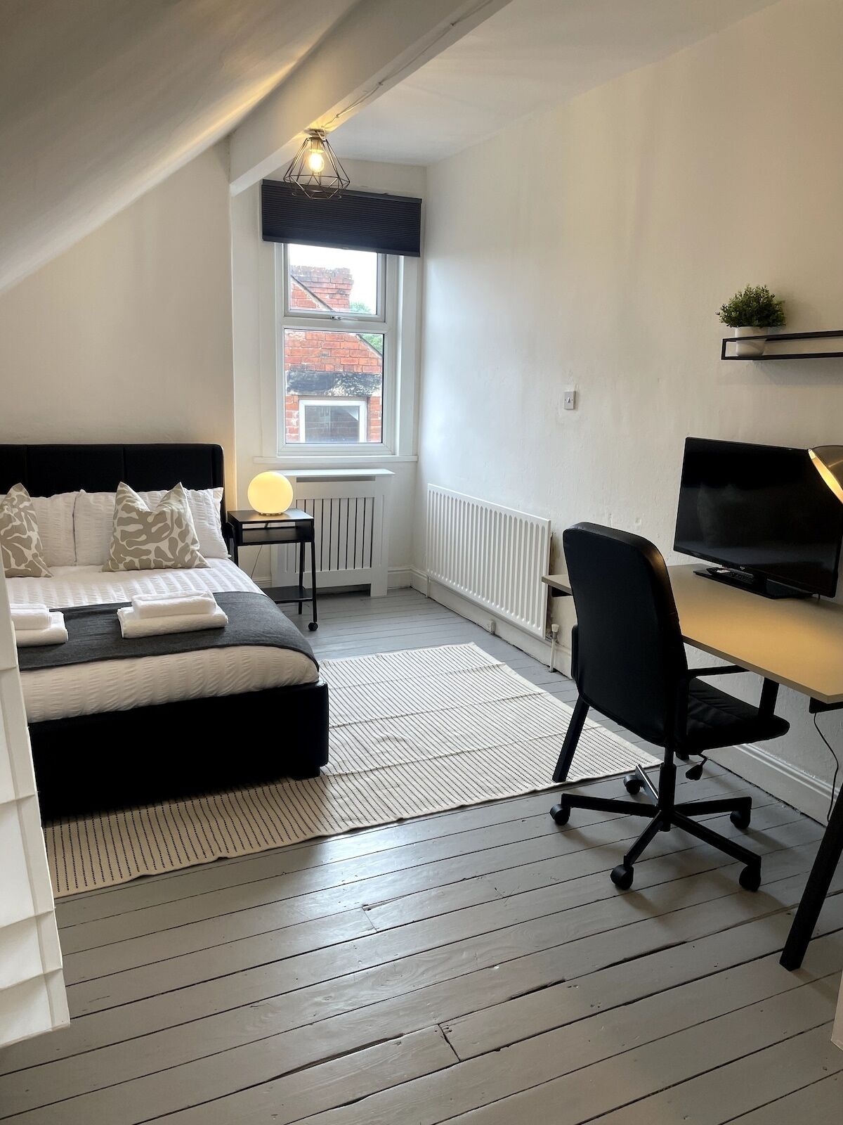 2 عدّة غرف نوم ومكواة/لوح كي وخدمة الإنترنت وملاءات أسرّة