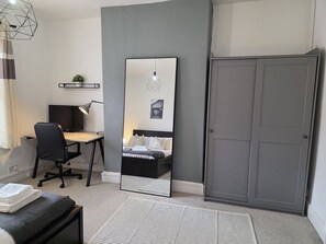 2 bedrooms, iron/ironing board, internet, bed sheets