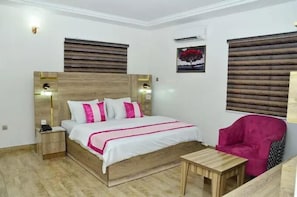 Apartamento família, sacada, vista para a cidade | Escrivaninha, espaço de trabalho para notebook, cortinas blackout