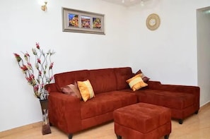 Appartement familial, balcon, vue sur la ville | Aire de séjour