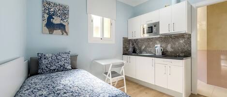 1 dormitorio, tabla de planchar con plancha, wifi y ropa de cama