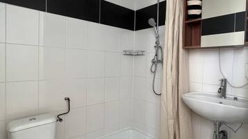 Dusch, handdukar, tvÄl och toalettpapper