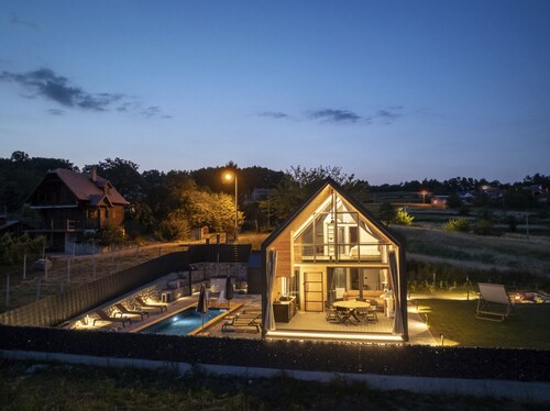 2-bedroom villa in delightful Klake with AC, WiFi, heated pool. sauna