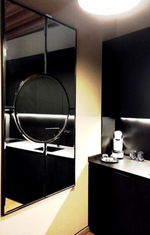 Douche, sèche-cheveux, serviettes fournies, savon