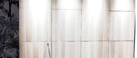 1 dormitori, planxa i posts de planxar, wifi i roba de llit