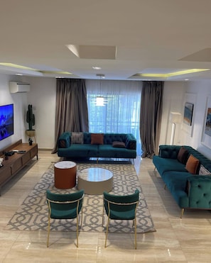 Apartamento económico, balcón, vistas a la ciudad | Zona de estar