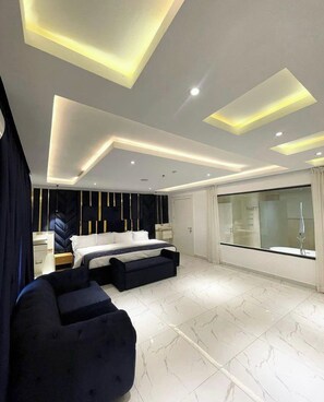 Apartamento económico, balcón, vistas a la ciudad | Escritorio, espacio para trabajar con un portátil, cortinas opacas