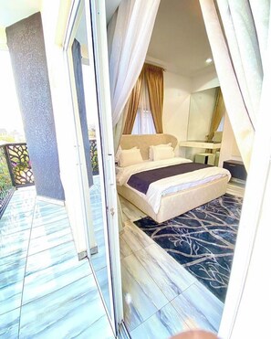 Apartamento económico, balcón, vistas a la ciudad | Balcón