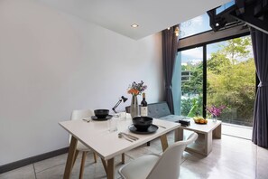 设计公寓式客房, 1 间卧室, 阳台 | 起居区 | 46-英寸纯平电视(配备有线频道)