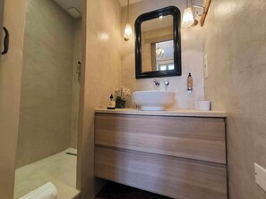 Dusche, Haartrockner, Handtücher, Seife