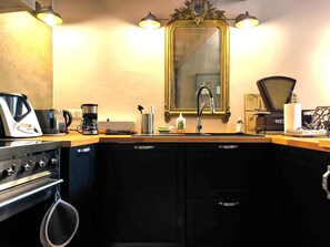 Geladeira, micro-ondas, fogão, cooktop