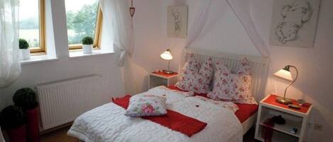 1 bedroom, desk, free WiFi, bed sheets