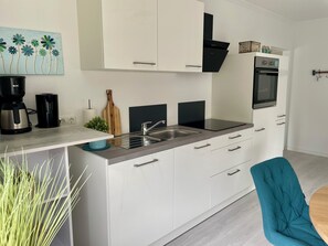 Fridge, oven, stovetop, dishwasher - 2 room apartment close to the beach on the ground floor with terrace (Büsum)