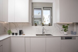 Fridge, microwave, oven, stovetop - Casadi City Apartment (Ρόδος)