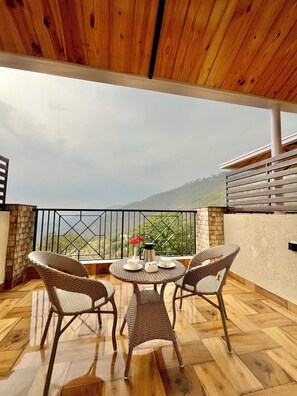 Superior-herbergi með tvíbreiðu rúmi - útsýni yfir dal | Skrifborð, vinnuaðstaða fyrir fartölvur, myrkratjöld/-gardínur