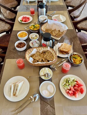 Se ofrece un desayuno bufé (450 INR por persona)