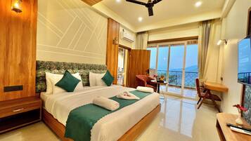 スーペリア 4 人部屋 バレービュー | デスク、ノートパソコン用作業スペース、遮光カーテン、防音設備